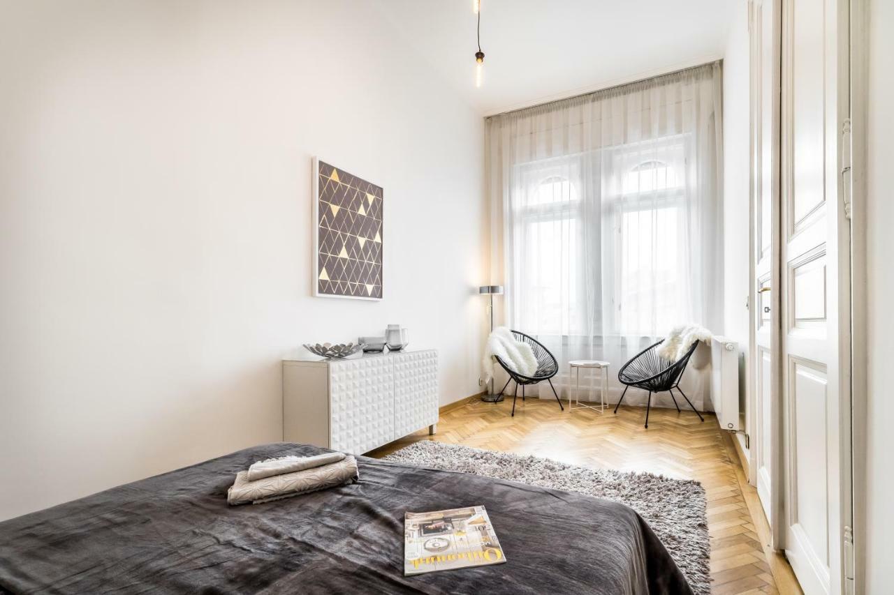 Bpr Luxe De Noir Et Blanc Apartment Budapest Kültér fotó
